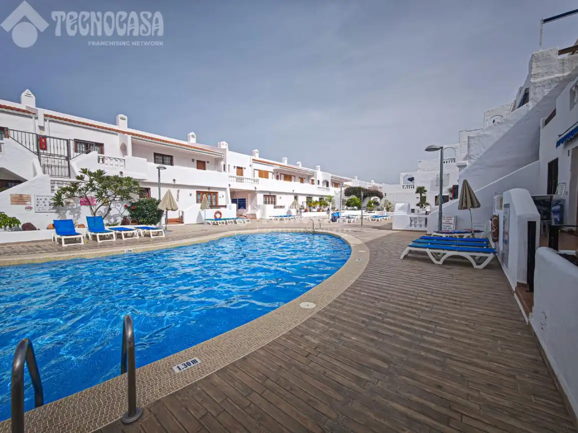 Vista exterior de Piso en venta en Arona con Piscina comunitaria