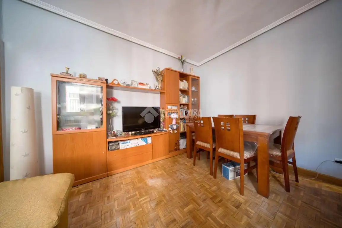 Living room of Flat for sale in Valladolid  with Heating, Parquet flooring and Furnished