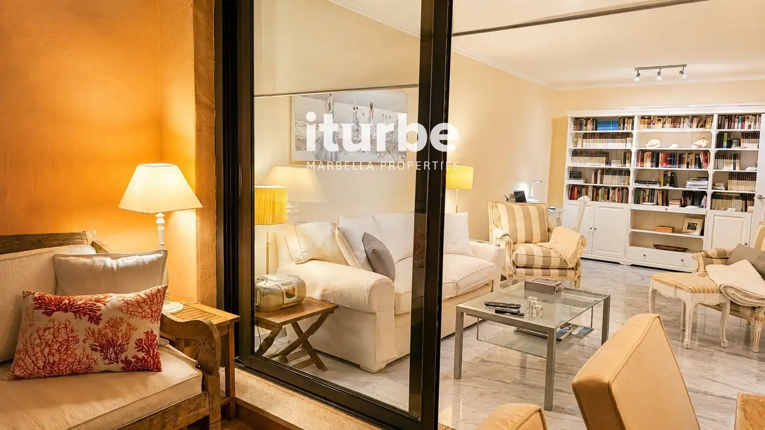 Sala de estar de Piso de alquiler en Marbella con Aire acondicionado, Terraza y Piscina