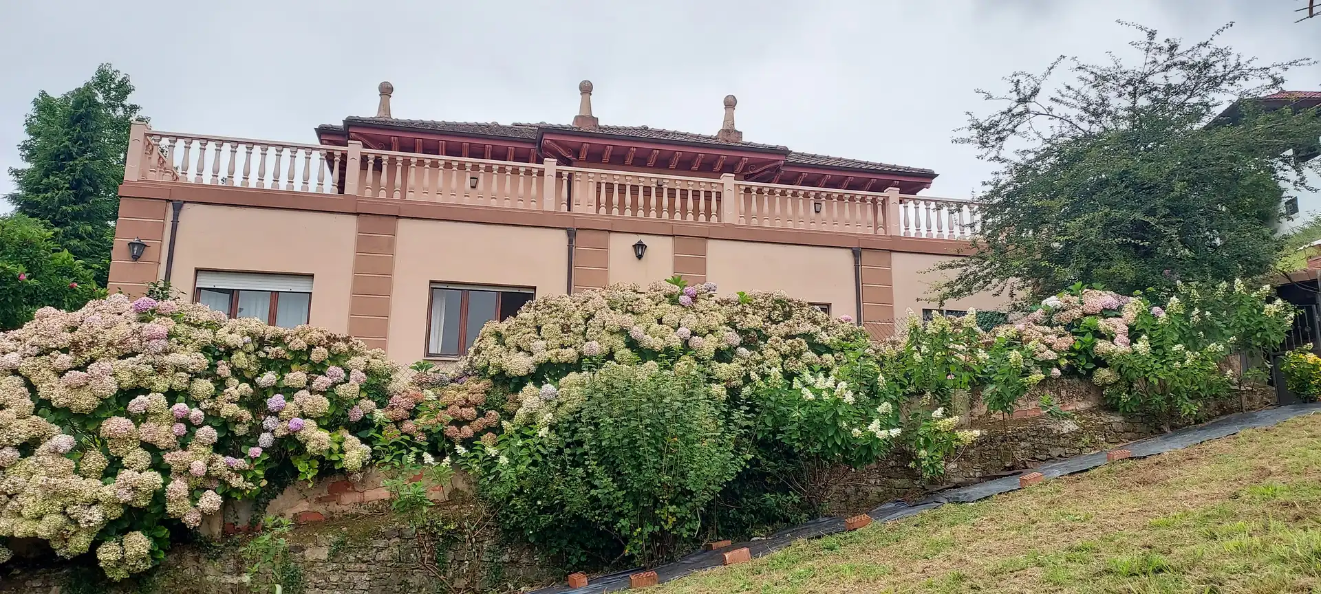 Vista exterior de Finca rústica en venda en Salas amb Calefacció, Jardí privat i Parquet