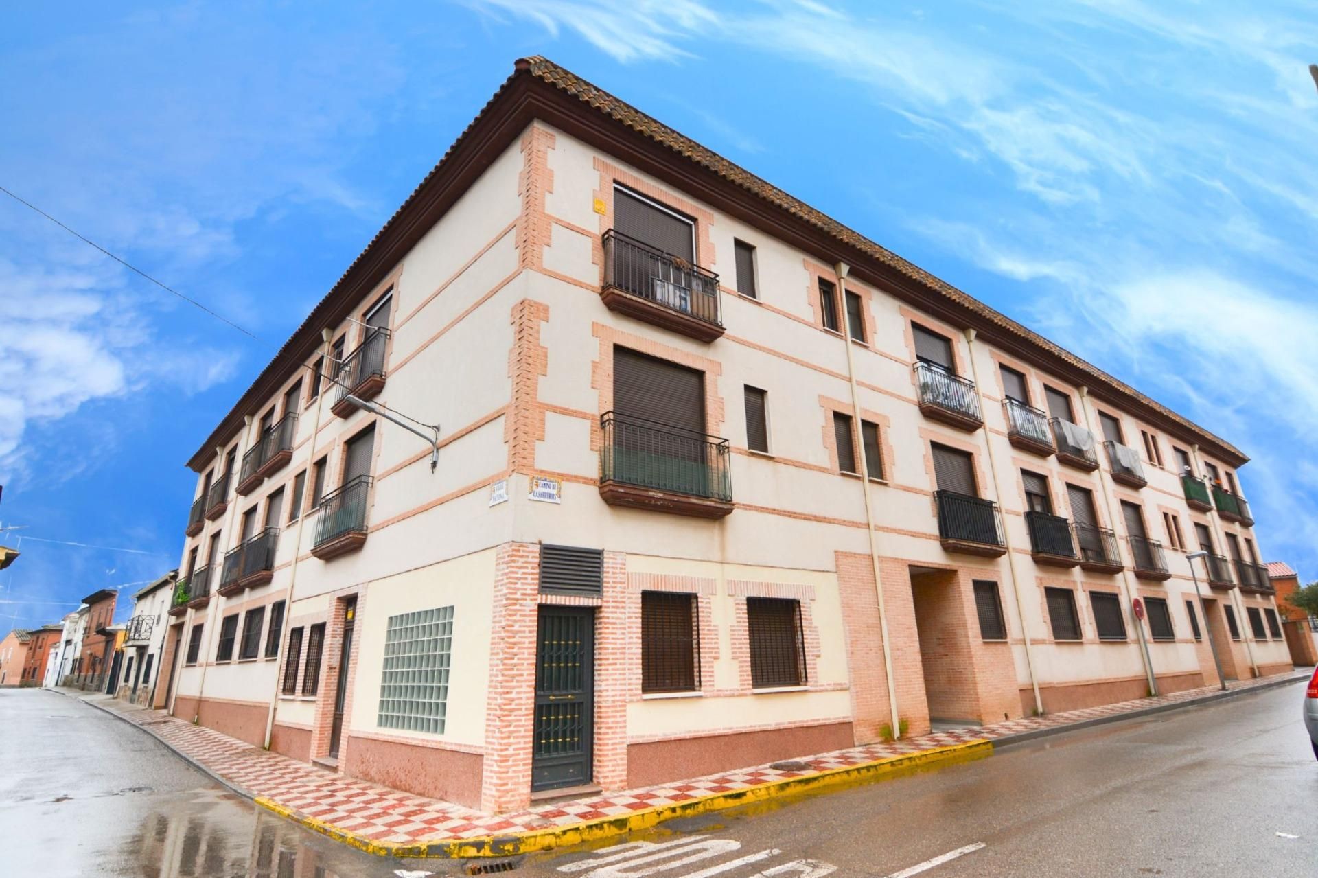 Vista exterior de Piso en venta en Cedillo del Condado con Calefacción y Trastero