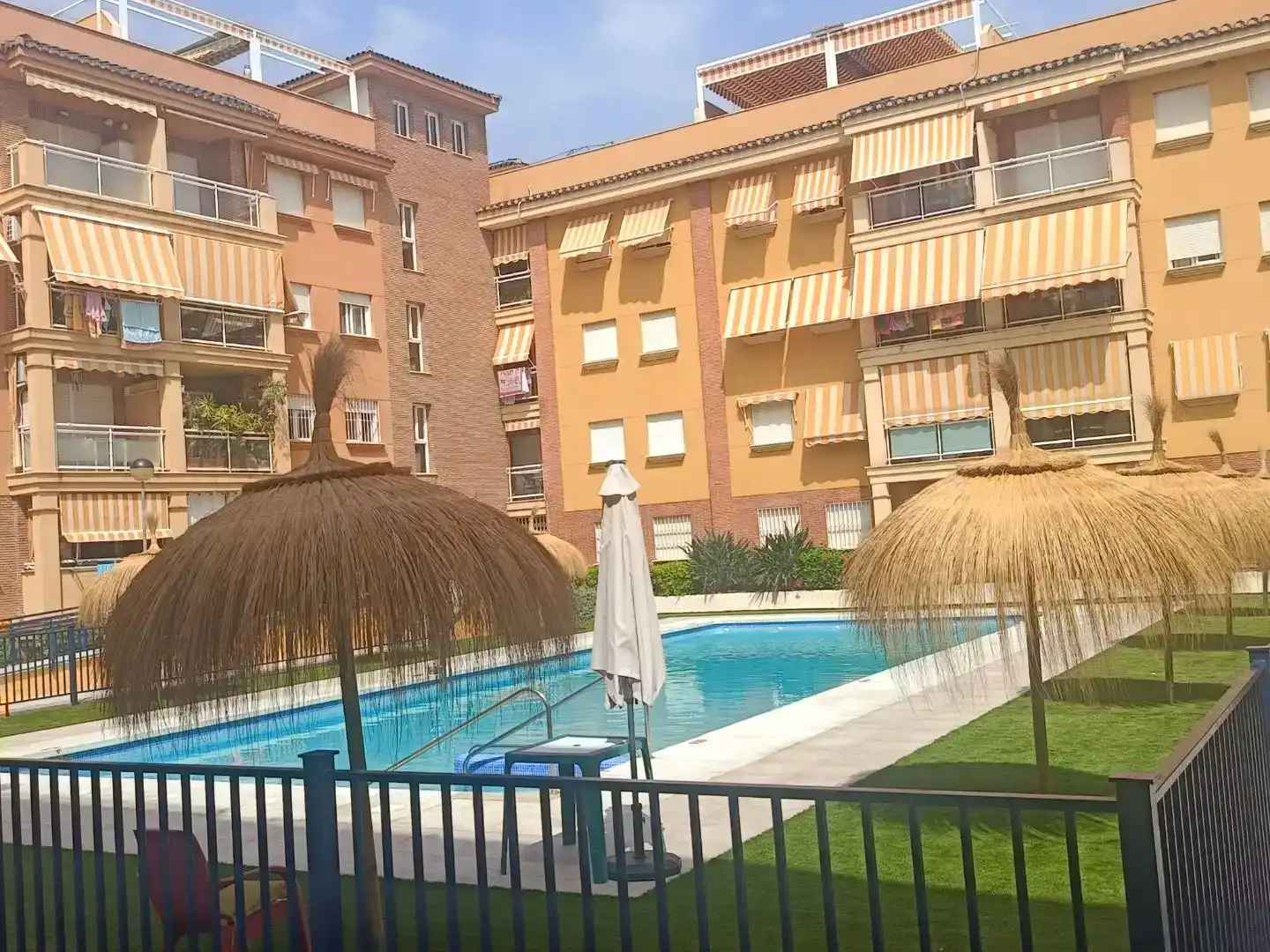 Außenansicht von Wohnung zur Miete in Torrox mit Klimaanlage, Schwimmbad und Balkon