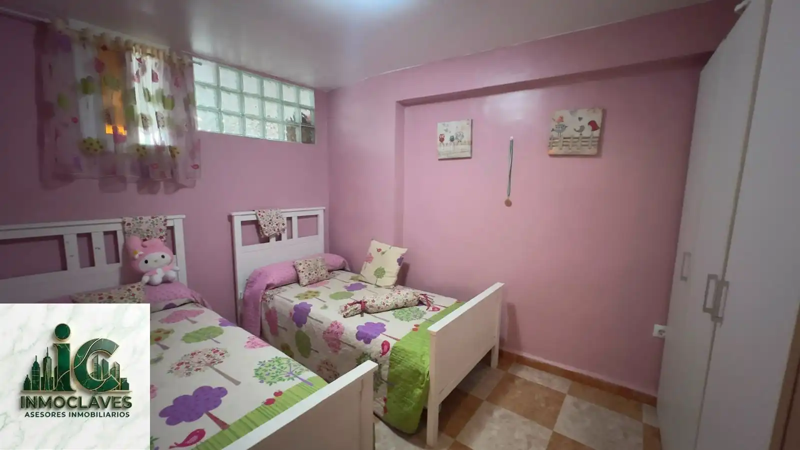 Schlafzimmer von Einfamilien-Reihenhaus zum Verkauf in Algeciras mit Klimaanlage