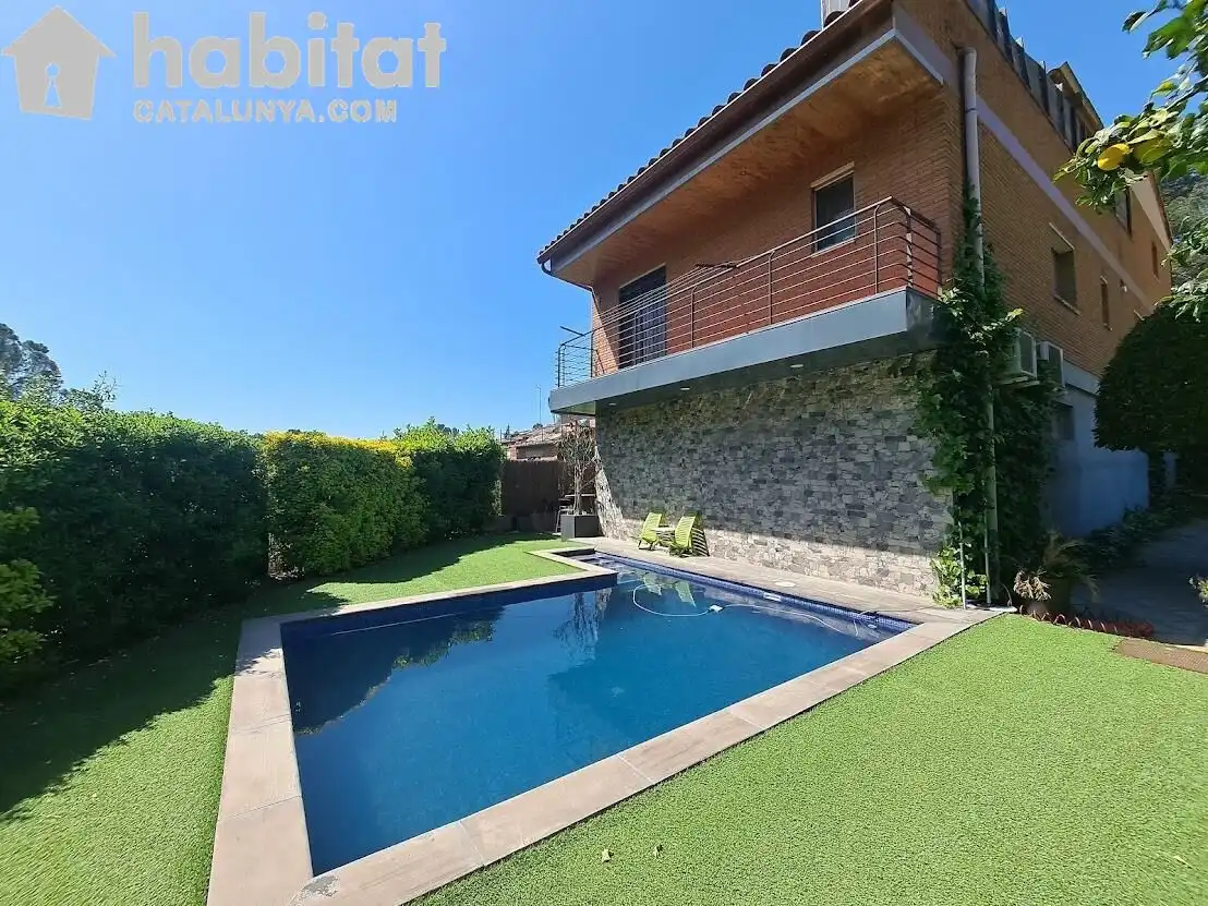 Piscina de Casa o xalet en venda en Sant Esteve Sesrovires amb Aire condicionat, Jardí privat i Terrassa