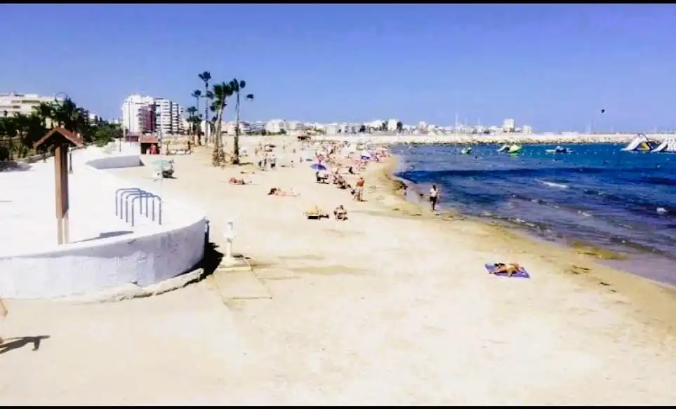 Vista exterior de Casa adosada en venta en Torrevieja con Aire acondicionado, Terraza y Amueblado
