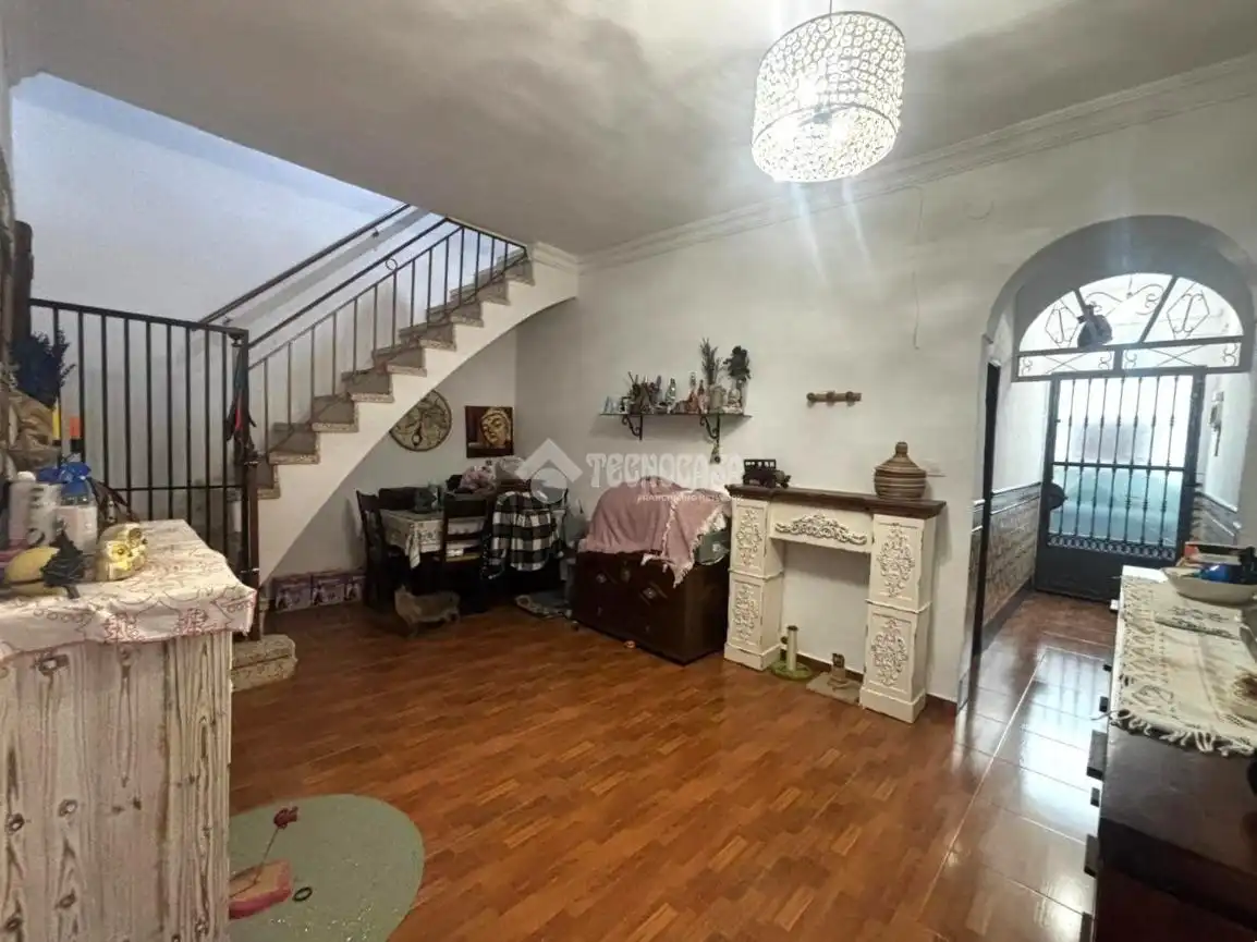 Casa aparellada amb terrassa en venda a Los Palacios y Villafranca, imagen 4