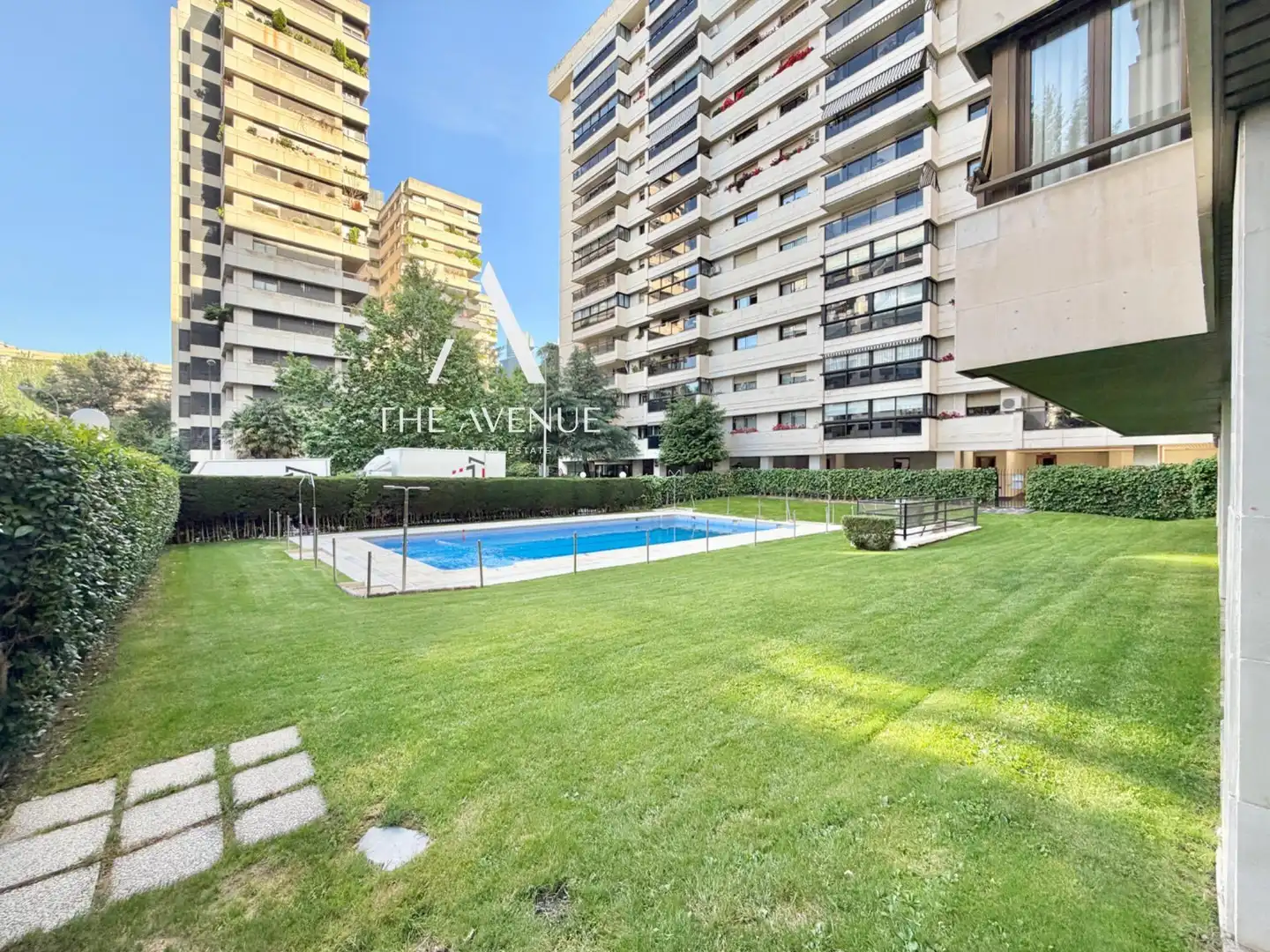 Swimming pool of Flat for sale in Madrid  with Air Conditioner, Heating and Parquet flooring