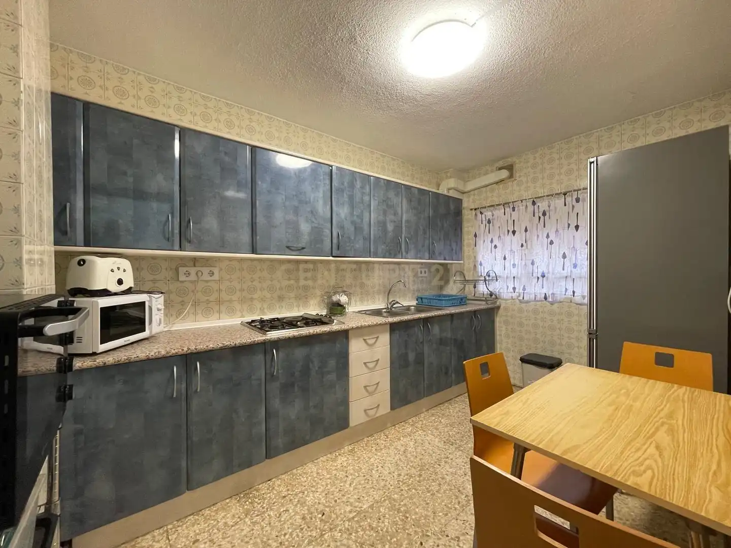 Cocina de Piso de alquiler en Granada con Lavadora, Microondas y TV