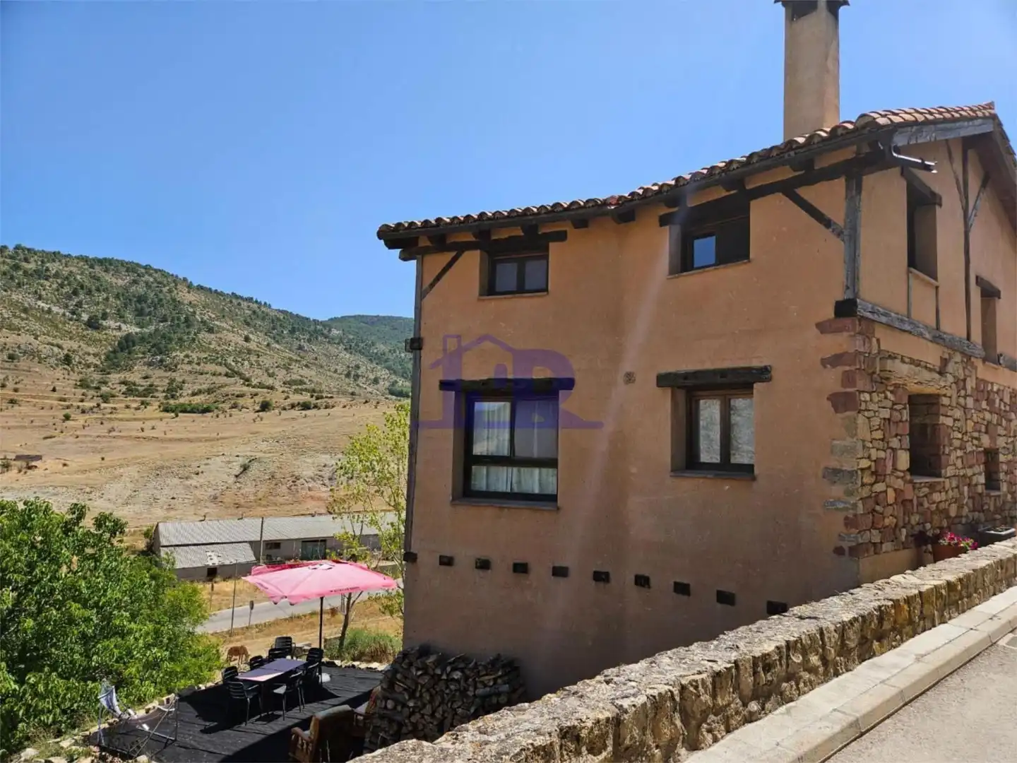 Vista exterior de Casa o xalet en venda en Valdemeca amb Calefacció, Jardí privat i Parquet