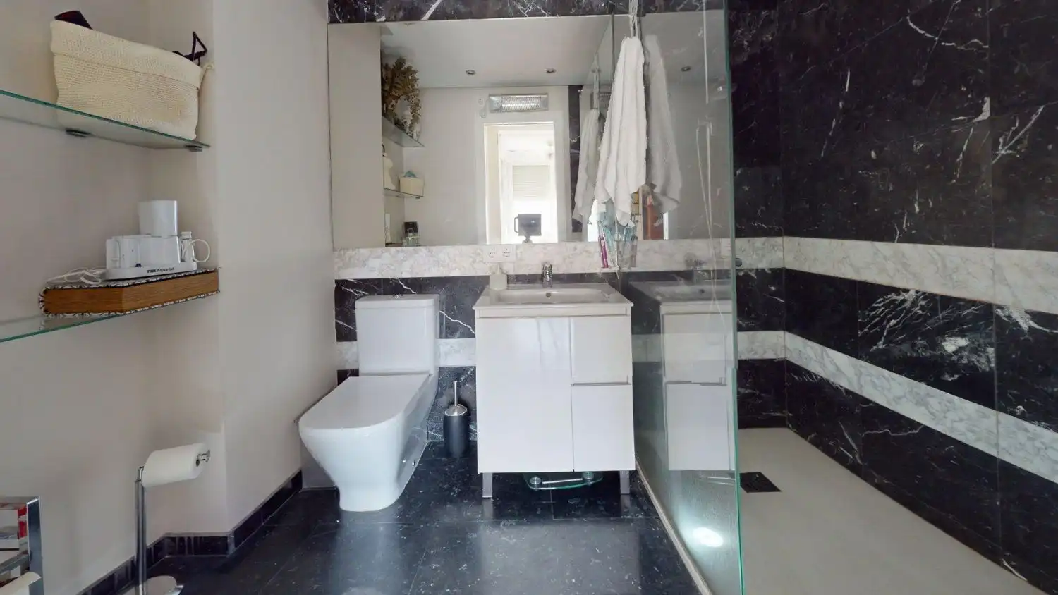 Bathroom of Flat for sale in Sevilla  with Air Conditioner and Parquet flooring