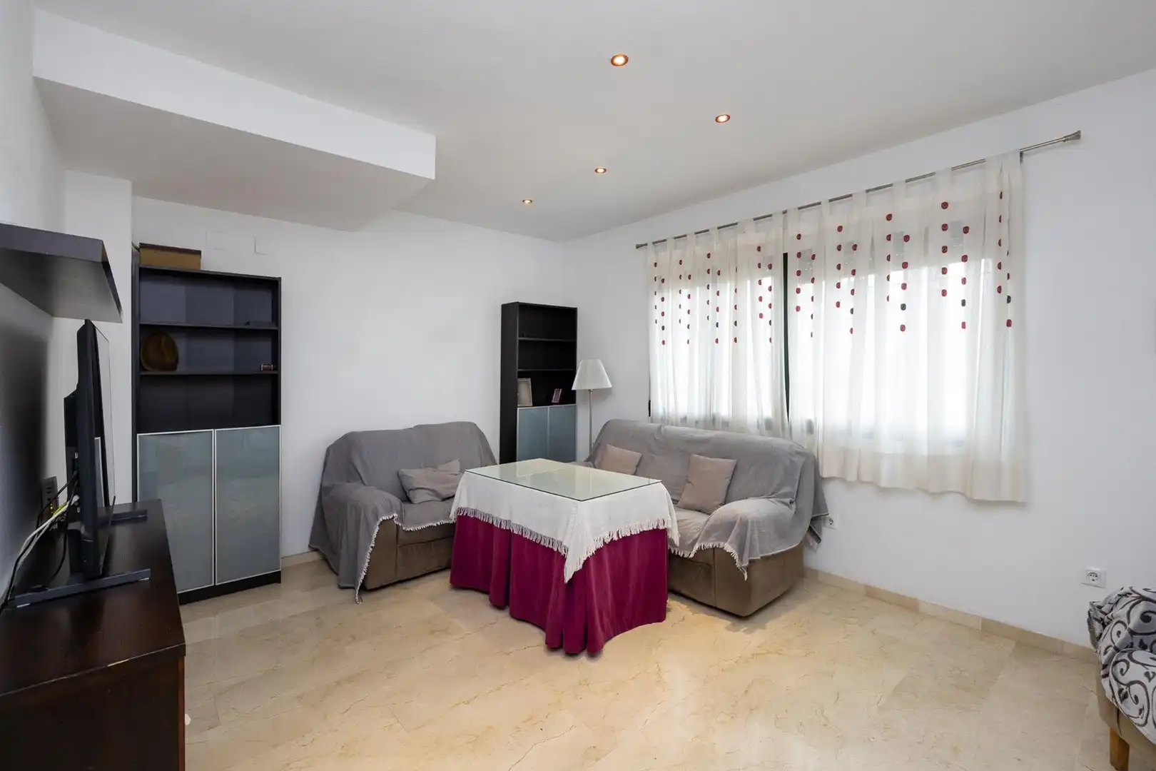 Sala de estar de Casa o chalet en venta en Jun con Jardín privado, Balcón y Alarma