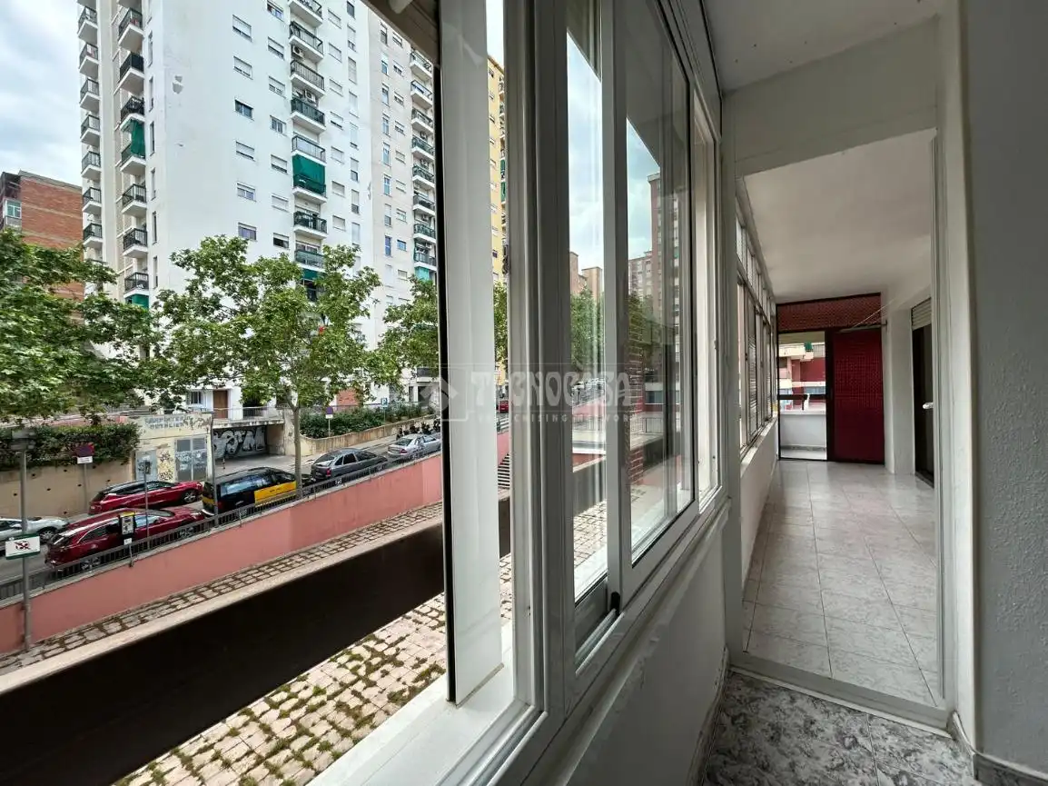 Vista exterior de Pis en venda en L'Hospitalet de Llobregat amb Calefacció, Terrassa i Balcó