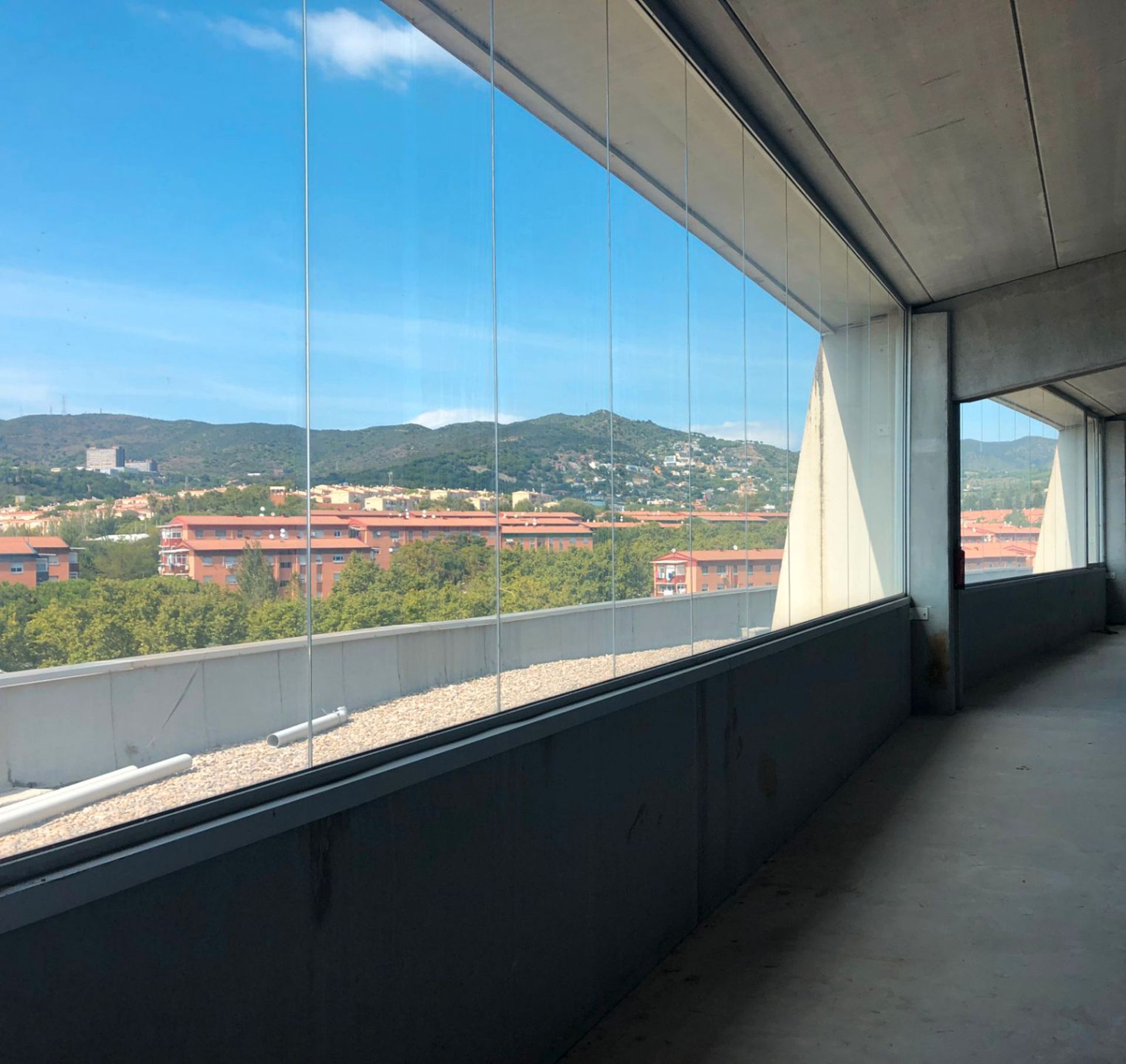 Vista exterior de Nau industrial en venda en Badalona amb Alarma