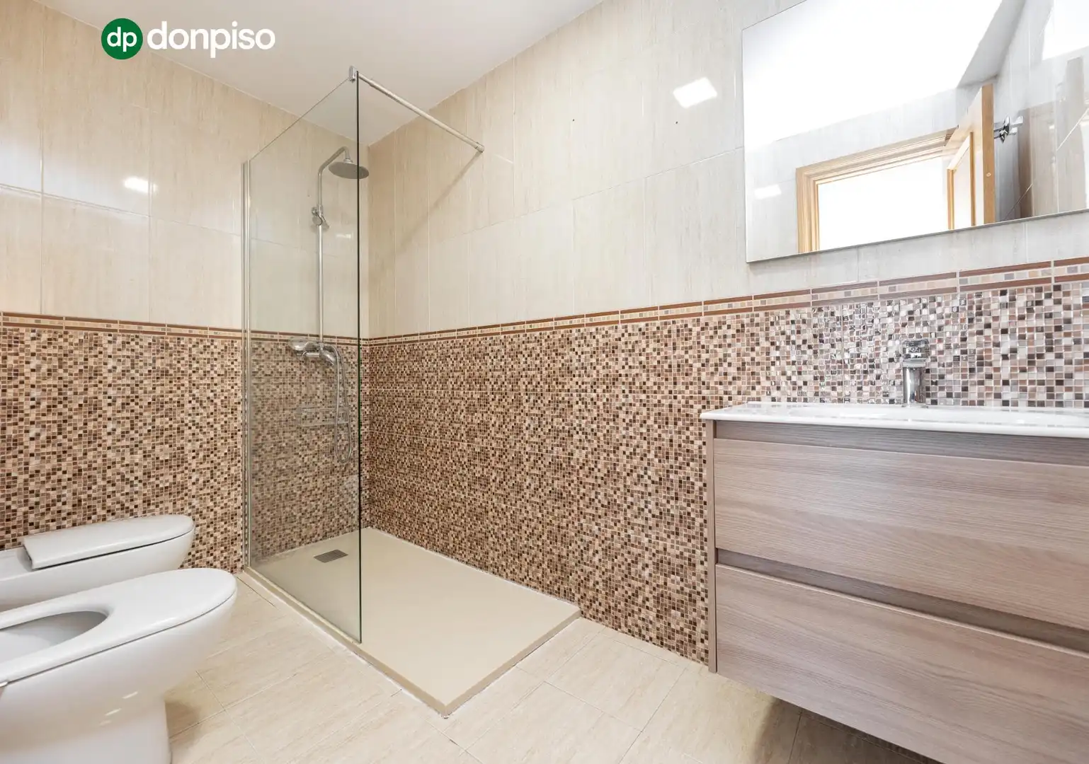 Baño de Casa adosada en venta en Granada con Aire acondicionado, Calefacción y Piscina comunitaria