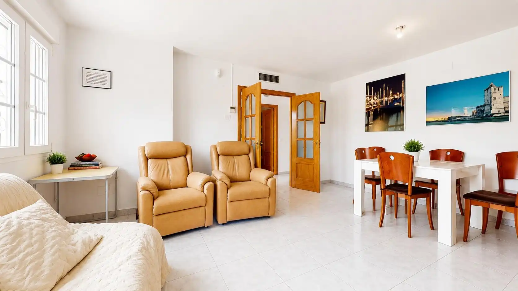 Sala d'estar de Casa adosada en venda en Almería amb Aire condicionat, Terrassa i Balcó