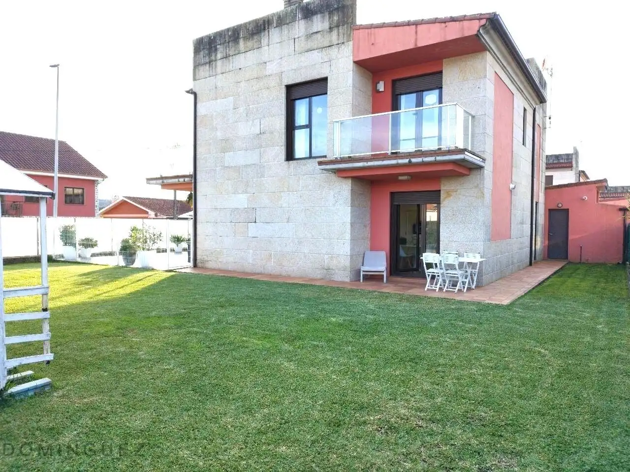 Vista exterior de Casa o xalet en venda en Pontevedra Capital  amb Calefacció, Jardí privat i Terrassa