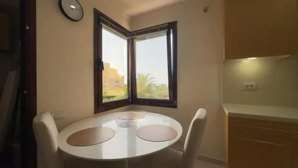 Menjador de Apartament de lloguer en Estepona amb Aire condicionat, Terrassa i Piscina