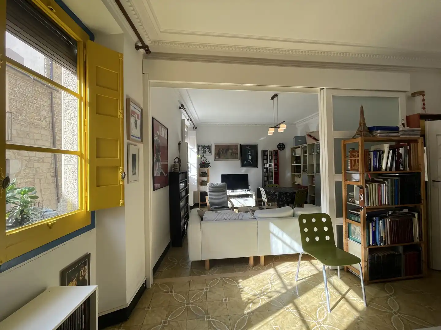 Living room of Flat for sale in Girona  with Heating, Furnished and Balcony