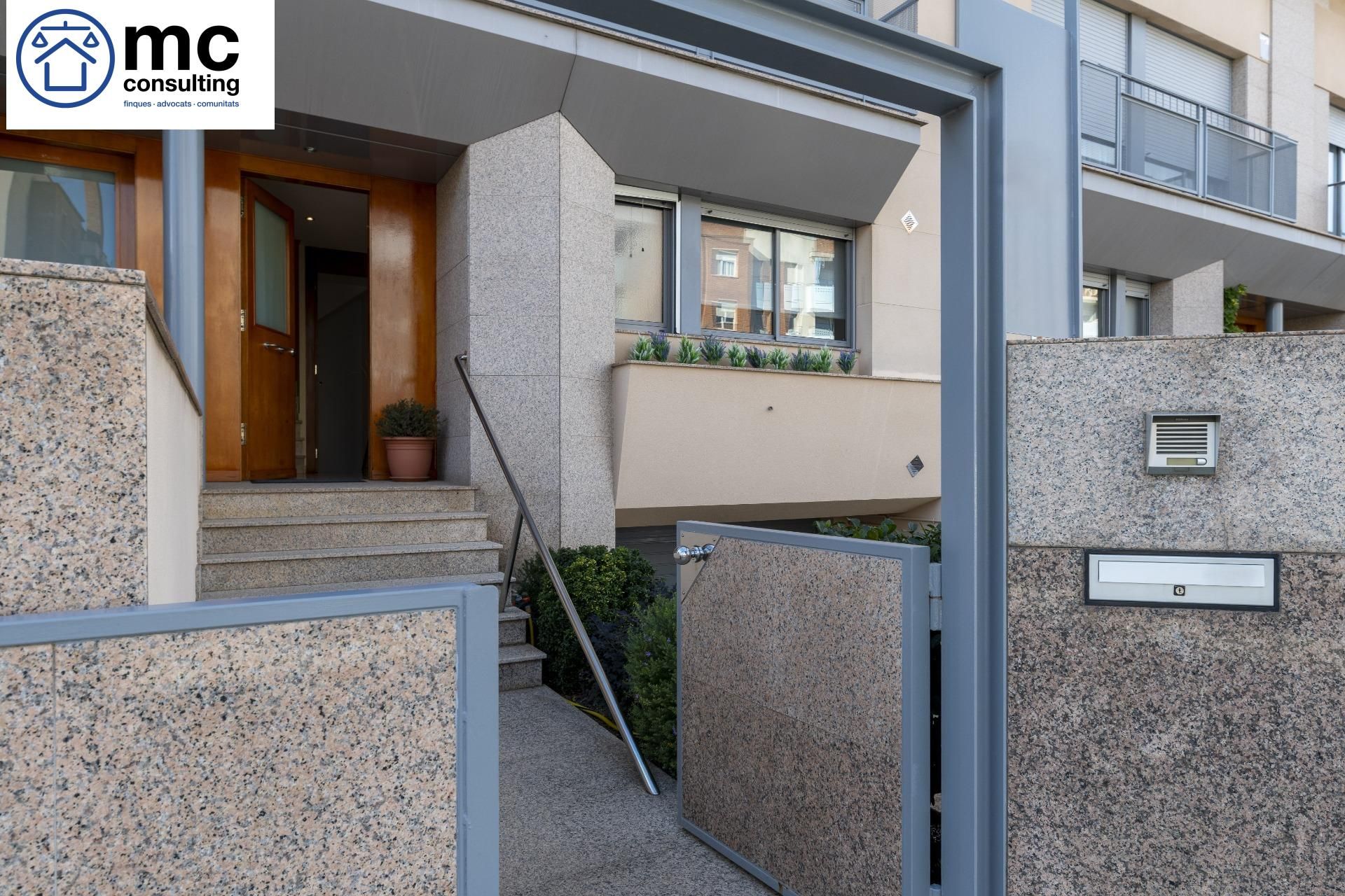 Vista exterior de Casa adosada en venda en La Garriga amb Jardí privat