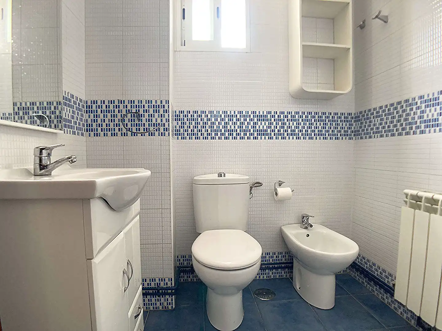 Baño de Piso de alquiler en Madrid con Calefacción, Terraza y Amueblado