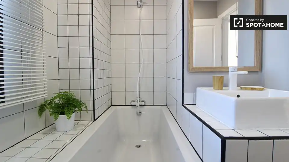 Bathroom of Flat for rent in Madrid  with Air Conditioner, Heating and Furnished