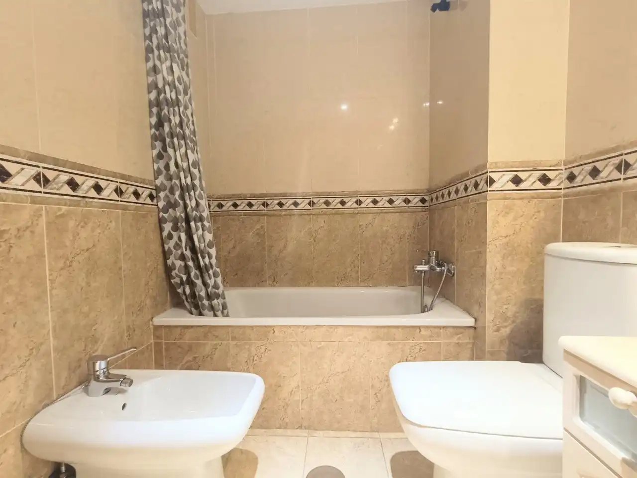 Bathroom of Flat for rent in Madrid  with Heating, Parquet flooring and Storage room