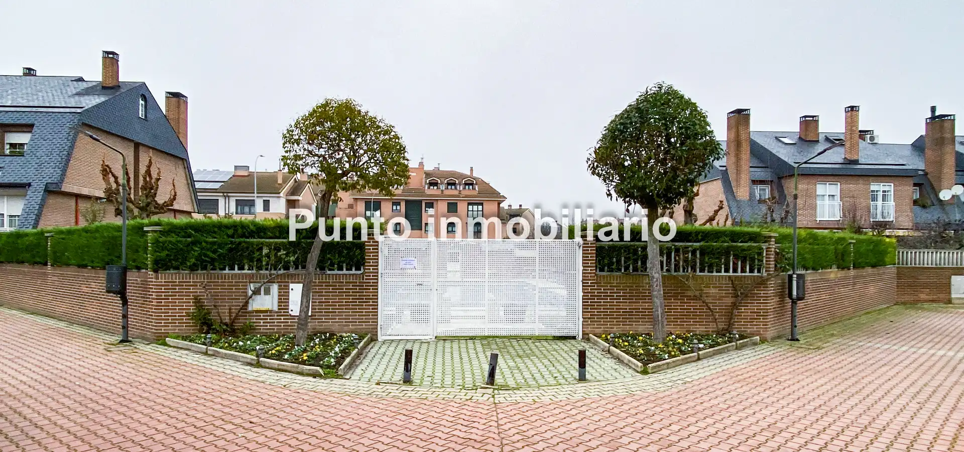 Vista exterior de Casa adosada en venda en Valladolid amb Calefacció, Jardí privat i Parquet