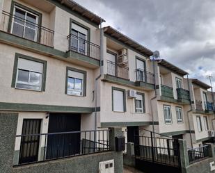 Vista exterior de Casa o xalet en venda en Caminomorisco amb Terrassa i Balcó