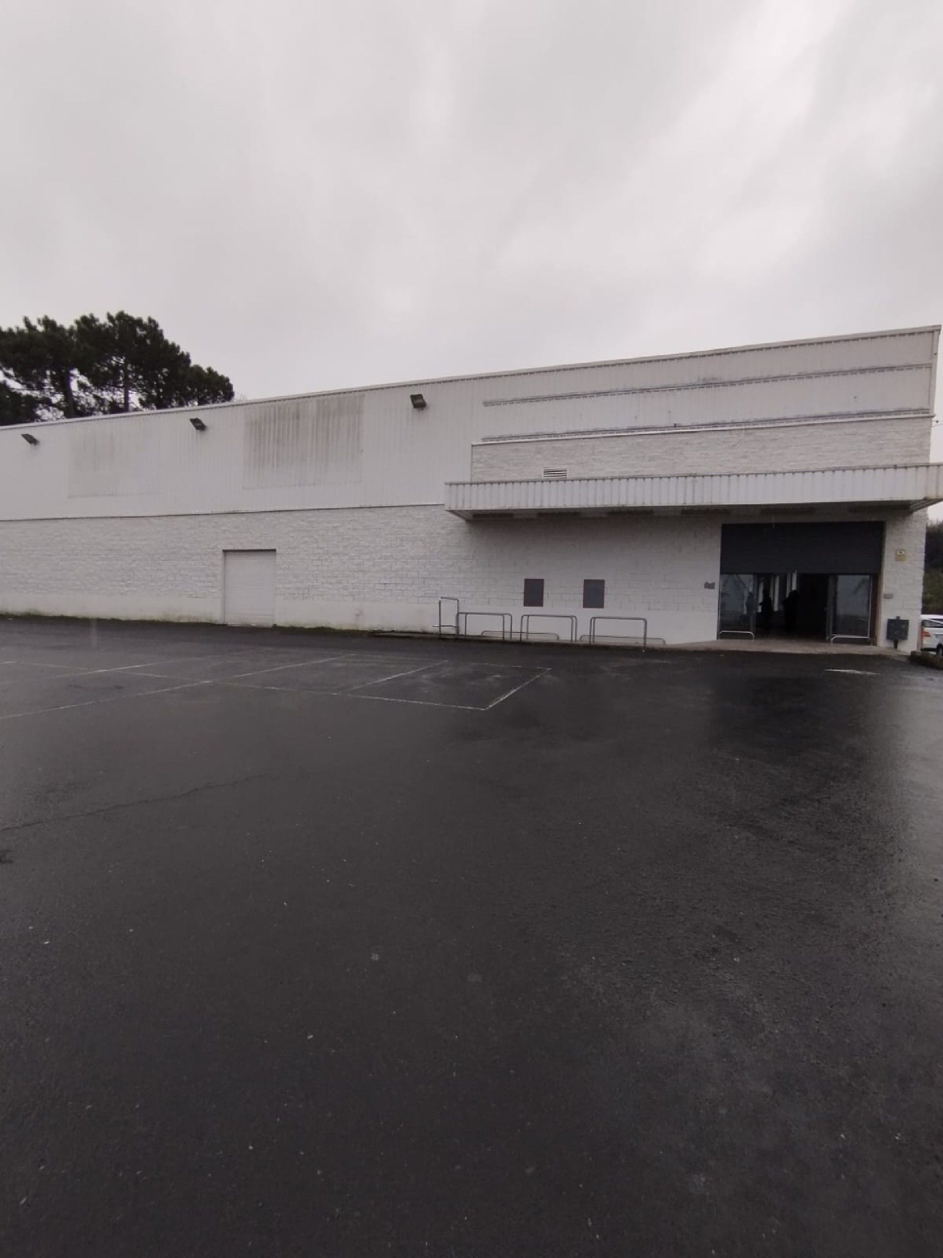 Industrial buildings to rent in Fene