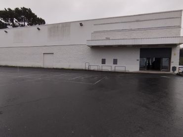 Industrial building to rent in Fene