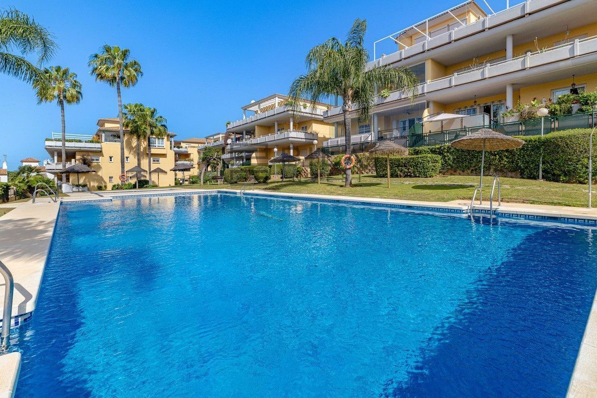 Piscina de Pis en venda en Marbella amb Aire condicionat, Terrassa i Piscina