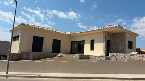 Casa unifamiliar de obra nueva con piscina privada en Ullà