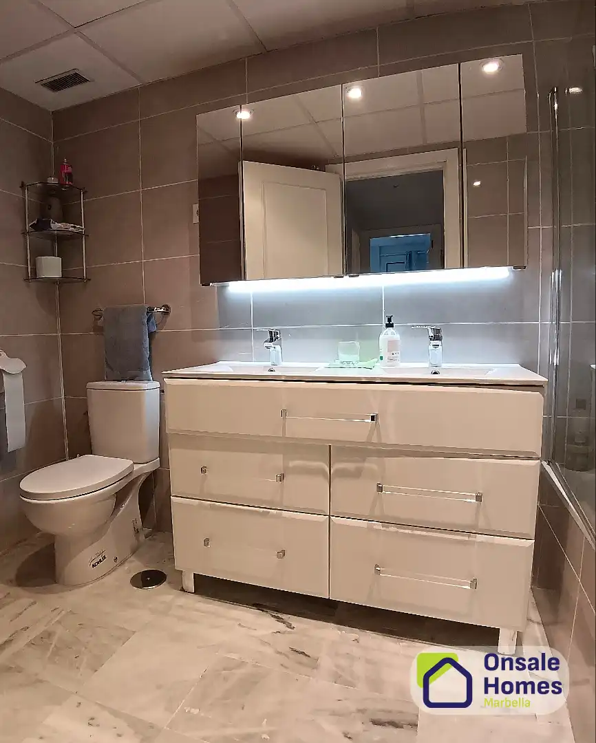 Badezimmer von Wohnung zum Verkauf in Marbella mit Abstellraum und Balkon