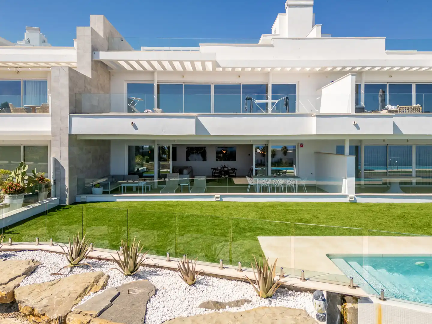 Außenansicht von Wohnungen zur Miete in Benalmádena mit Klimaanlage, Terrasse und Schwimmbad