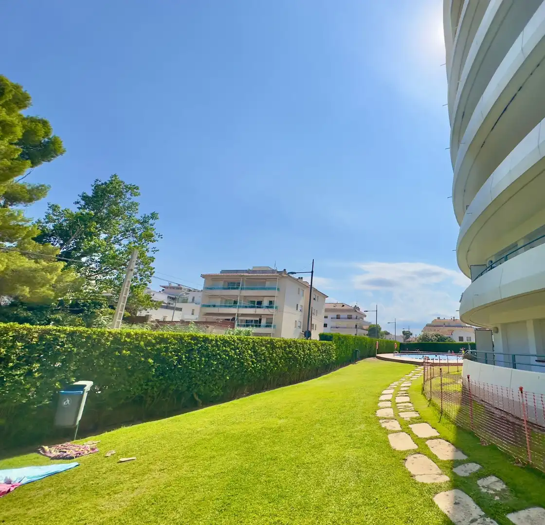 Vista exterior de Piso en venta en L'Estartit con Terraza, Amueblado y Lavadora