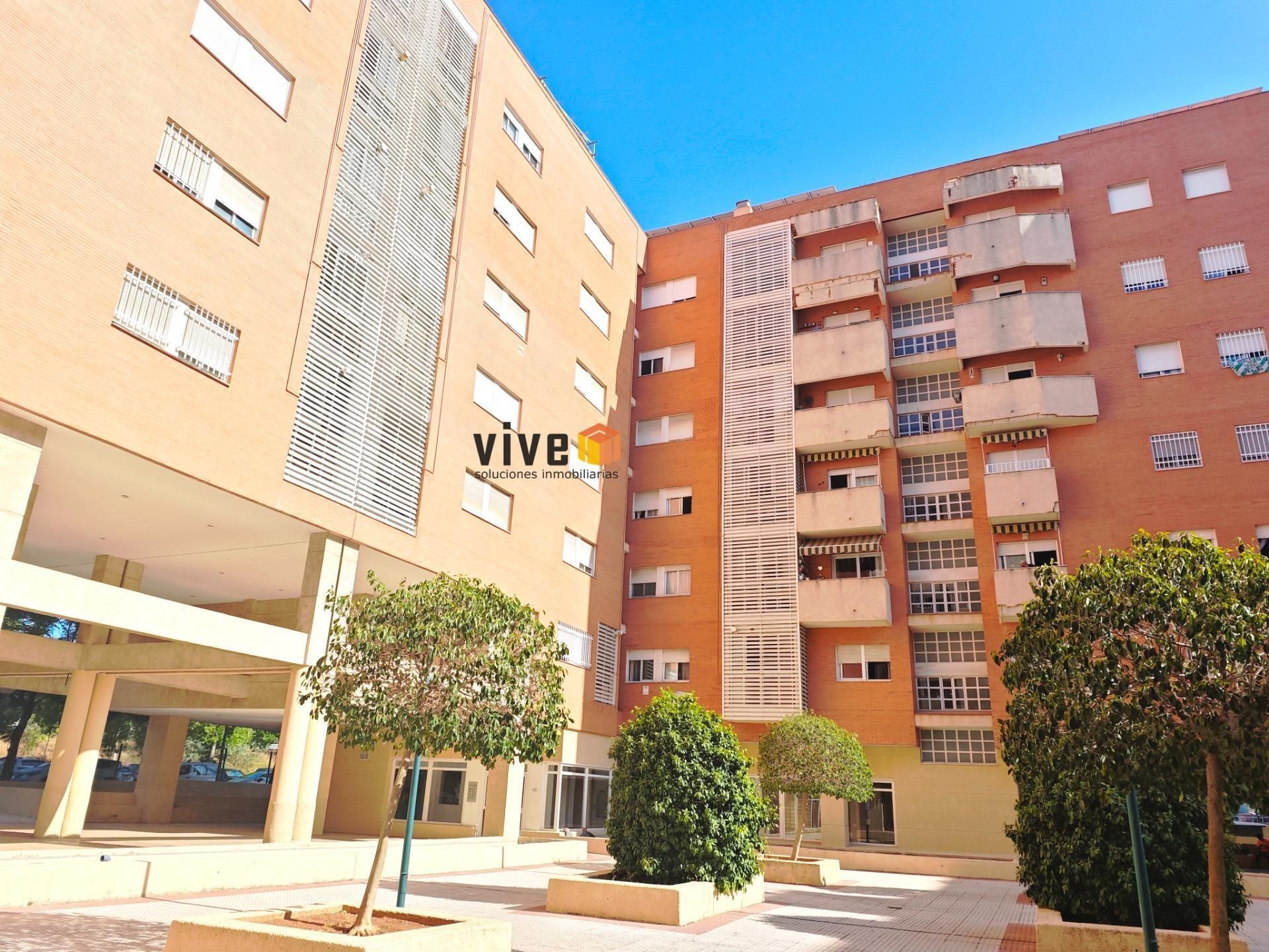 Exterior view of Flat for sale in  Sevilla Capital  with Air Conditioner, Heating and Private garden
