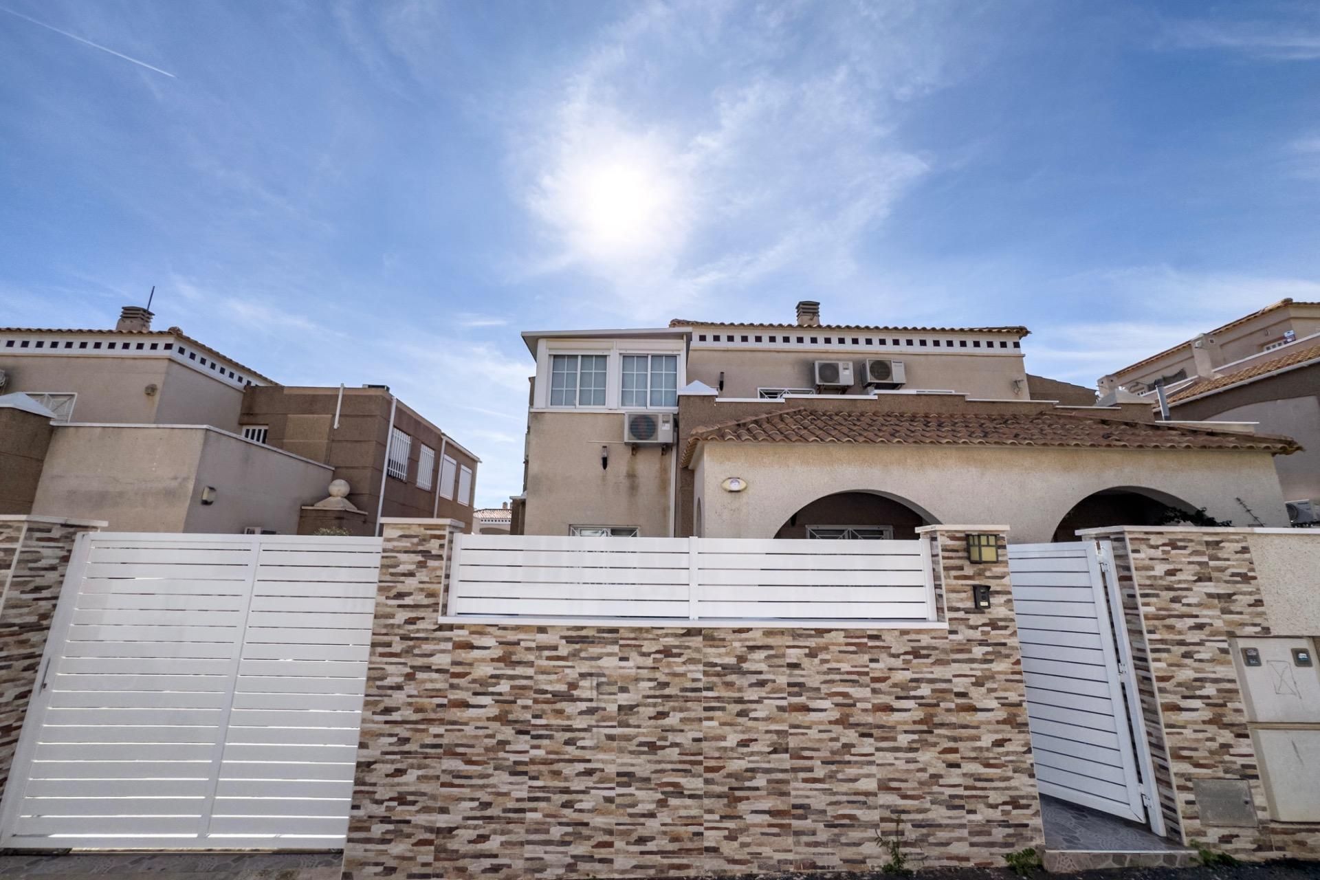 Vista exterior de Casa adosada en venda en Torrevieja amb Aire condicionat, Jardí privat i Terrassa