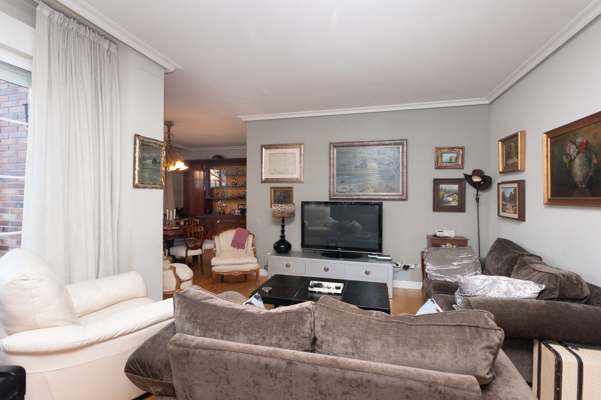 Sala de estar de Casa adosada en venta en Majadahonda con Aire acondicionado, Calefacción y Jardín privado