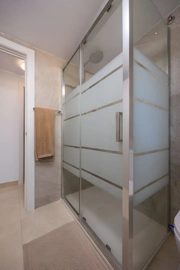 Badezimmer von Erdgeschoss zum Verkauf in Mijas mit Klimaanlage, Terrasse und Schwimmbad