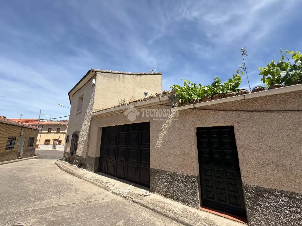 Vista exterior de Casa adosada en venta en Lucillos con Aire acondicionado y Calefacción