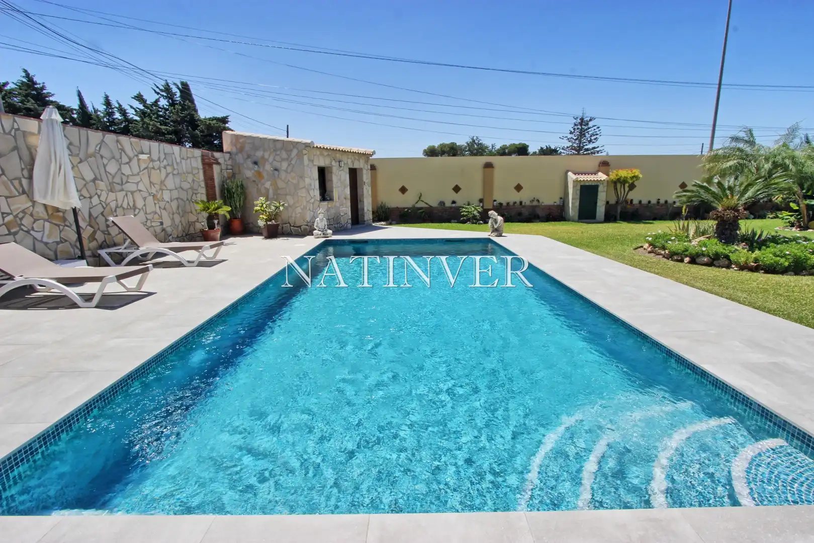 Piscina de Casa o xalet en venda en Vélez-Málaga amb Jardí privat, Terrassa i Traster