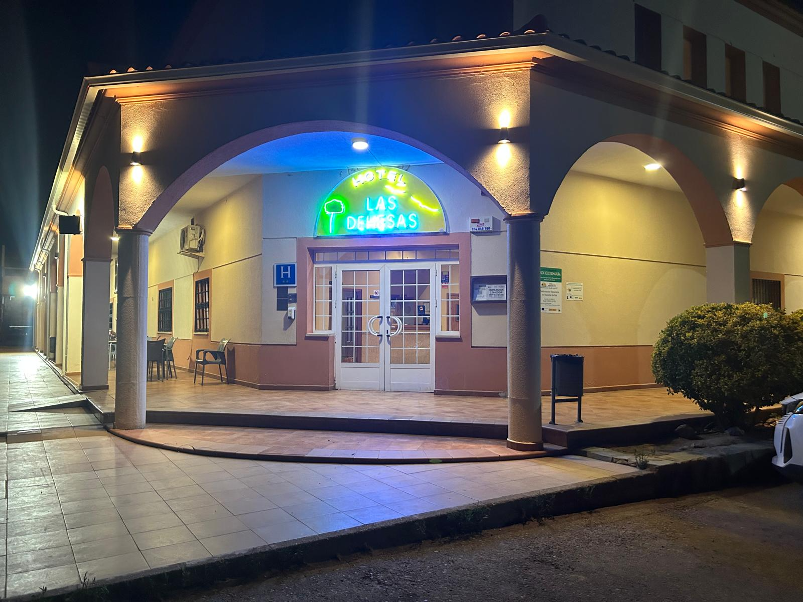 Vista exterior de Edifici en venda en Navalvillar de Pela