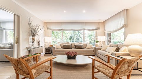 Magnífica propiedad en venta en Pedralbes reformada con gran jardín privado y terraza