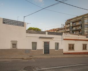 Vista exterior de Planta baixa en venda en Santa Coloma de Gramenet amb Aire condicionat, Terrassa i Balcó