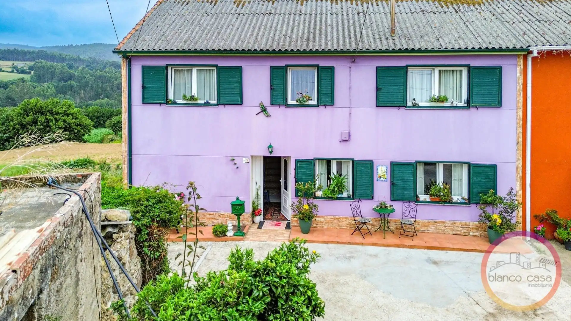 Vista exterior de Casa o xalet en venda en Carballo amb Jardí privat i Traster