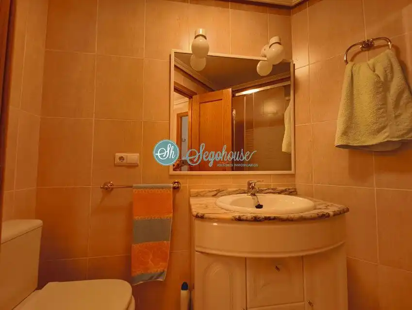 Baño de Piso de alquiler en Segovia con Calefacción, Parquet y Terraza