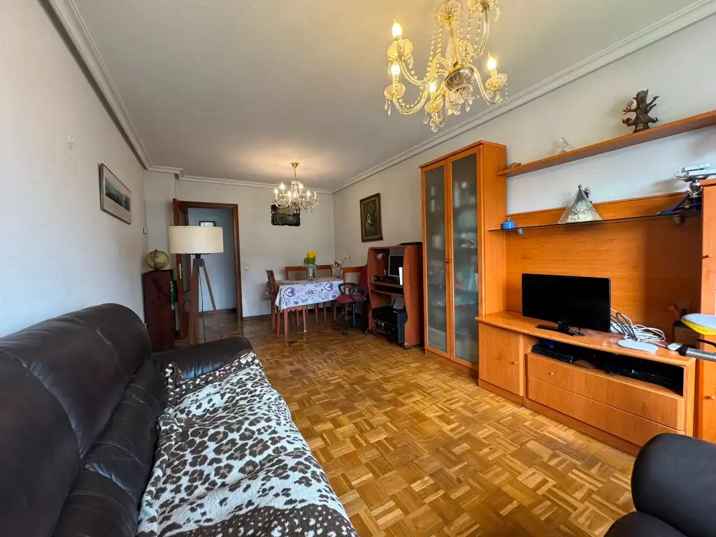 Sala d'estar de Pis en venda en Gijón  amb Calefacció, Parquet i Traster