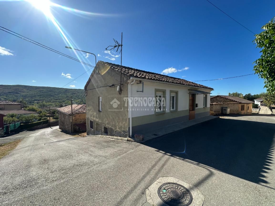 Vista exterior de Casa o xalet en venda en La Robla  amb Calefacció i Parquet
