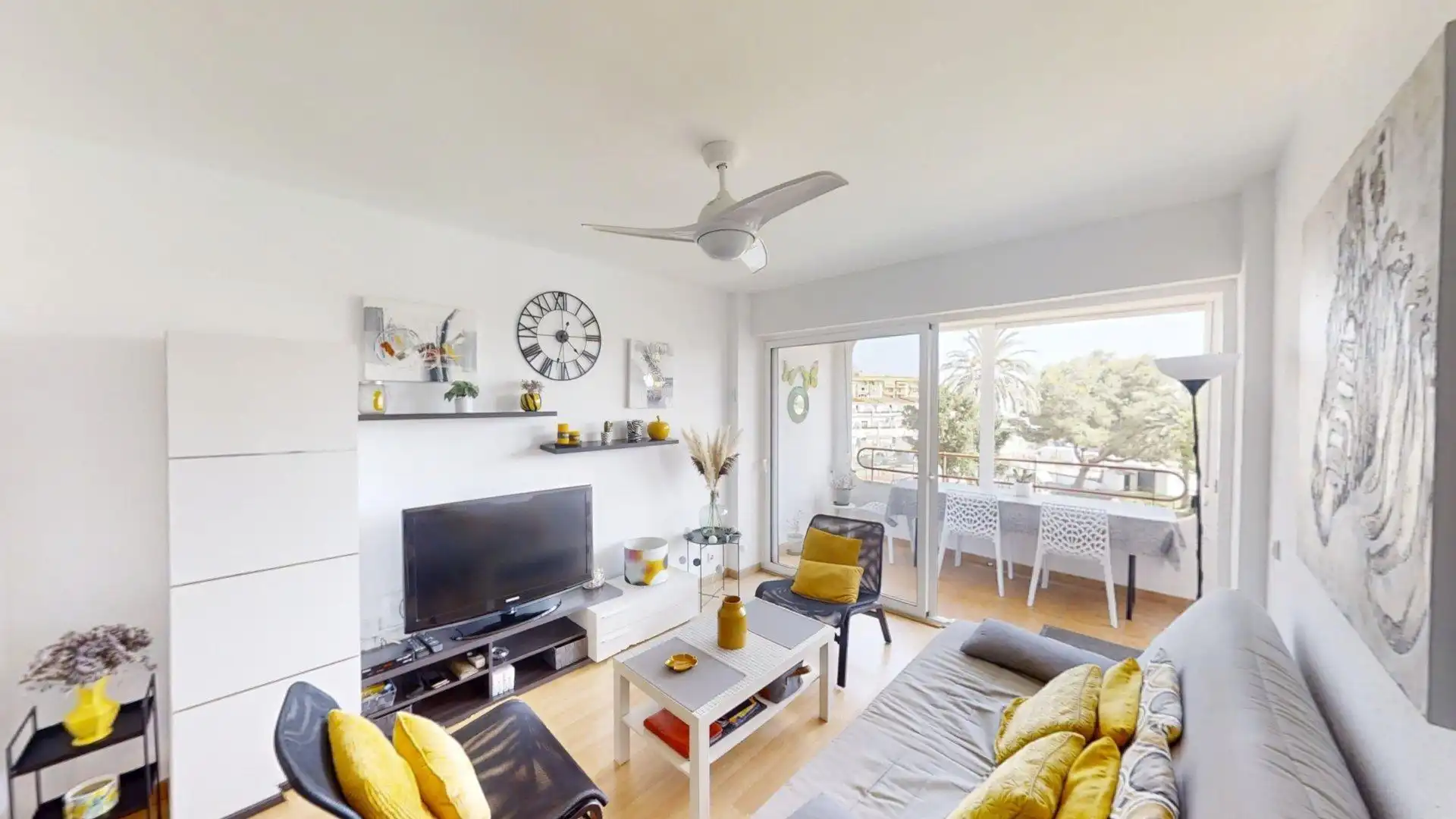 Sala d'estar de Apartament en venda en Roses amb Jardí privat, Terrassa i Balcó