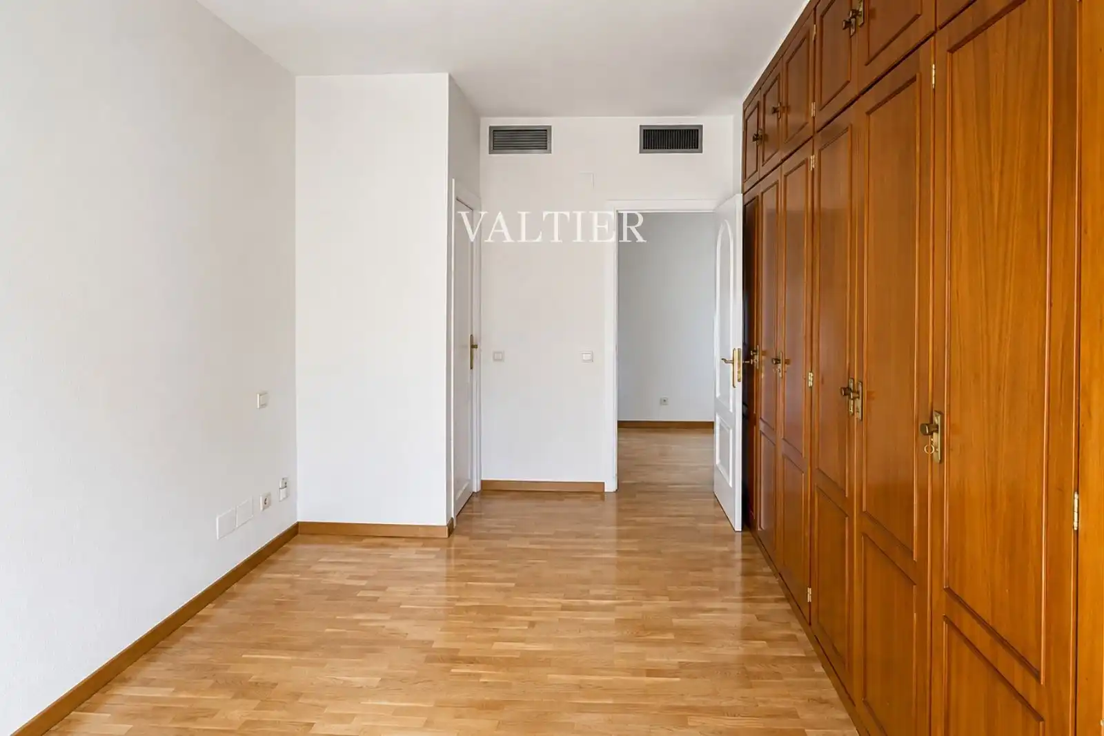 Bedroom of Flat for rent in Madrid  with Air Conditioner, Swimming Pool and Community pool